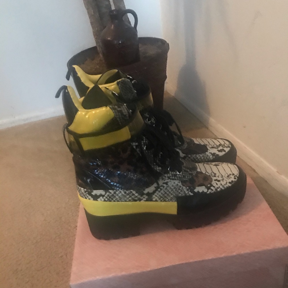 Lace up flat boots. 💛🤎🖤